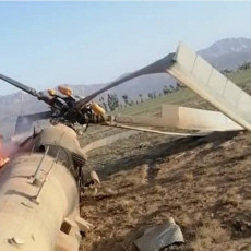 TALIBANI ZADAJU STRAHOVITE UDARCE VLADINIM SNAGAMA: Oboren vojni helikopter Mi-17 nadomak opkoljenog grada! (FOTO)