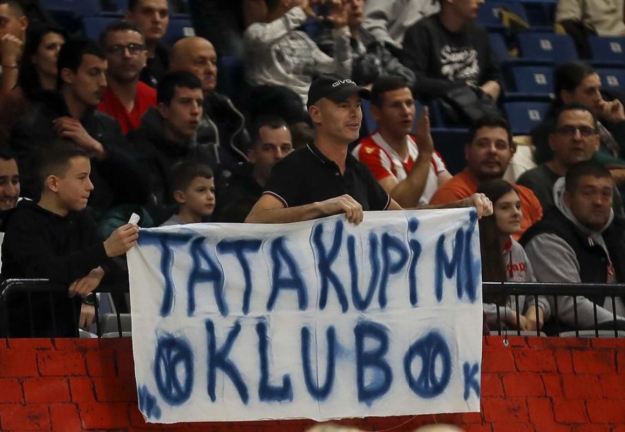TATA, KUPI MI KLUB: Navijači Crvene zvezde ponovo napali Čoviće! Pogledajte provokativni transparent na meču u Areni