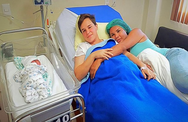 TATA SE PORODIO MAMA DAJANA U SUZAMA Transrodni par dobio bebu oni su prvi u svetu koji su ovo uspeli (FOTO)