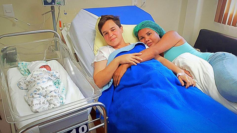 “TATA” SE PORODIO, “MAMA” DAJANA U SUZAMA: Transrodni par dobio bebu, oni su prvi u svetu koji su ovo uspeli (FOTO)