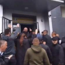 TENZIČNO NA KOSOVU Ministar lažne države UŠAO zgradu opštine, deo okupljenih SRBA uspeo da priđe ulaznim vratima (VIDEO)