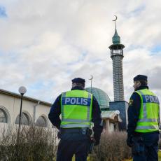 TERORISTIČKI NAPAD U FRANCUSKOJ? Uleteo kolima u džamiju, policija odmah reagovala