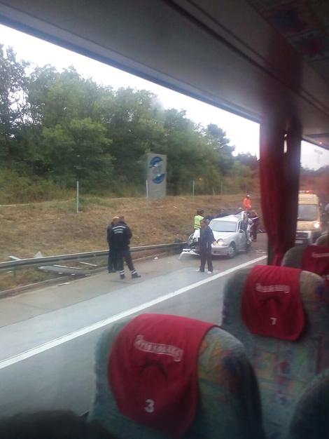TEŠKA NESREĆA KOD VRČINA Sudar autobusa i pet automobila, poginula jedna osoba