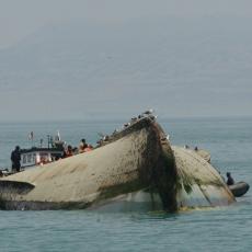TEŠKA NESREĆA NA OTVORENOM MORU: Prevrnuo se brod, 21 osoba poginula