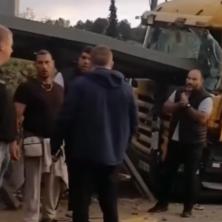 TEŠKA NESREĆA U BARIČU! Kamion se zakucao u autobusko stajalište, metalna šipka probila kabinu (VIDEO)