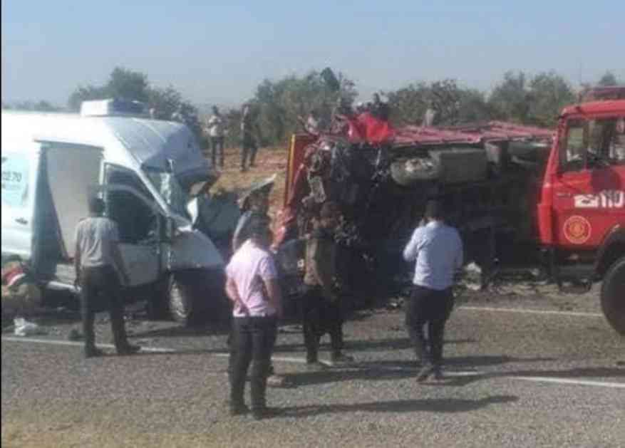 TEŠKA NESREĆA U TURSKOJ: U sidaru minibusa i kamiona poginulo 7 osoba, a 19 povređeno! (FOTO)