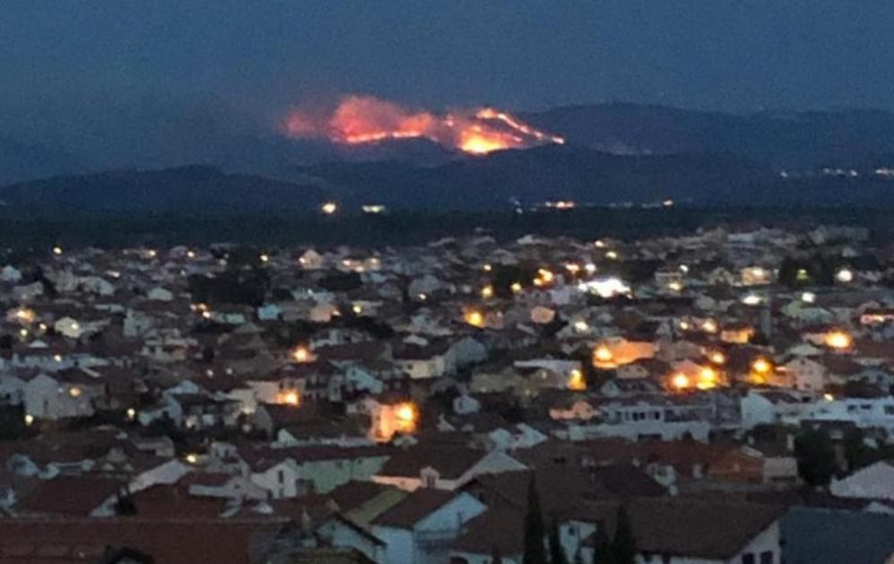 TEŠKA NOĆ PRED VATROGASCIMA U ŠIBENIKU: Vatra stigla na 50 metara od kuća! (VIDEO)