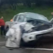 TEŠKA SAOBRAĆAJKA KOD BUBANJ POTOKA: Automobil se isprevrtao, skroz zgužvan, povređene prevoze u Urgentni, stvaraju se velike gužve