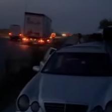 TEŠKA SAOBRAĆAJKA NA PUPINOVOM MOSTU! Zastrašujuća scena na putu ka Borči, sudarili se kamion i mercedes! (VIDEO)