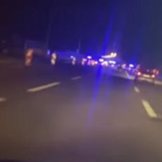 TEŠKA SAOBRAĆAJNA NESREĆA KOD ADE CIGANLIJE: Automobil udario u ogradu, preleteo bankinu i završio u suprotnoj traci (VIDEO)