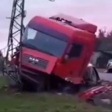 TEŠKA SAOBRAĆAJNA NESREĆA KOD APATINA: Sudarili se kamion i automobil, ima povređenih (VIDEO) 