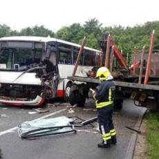 TEŽAK UDES KOD BANJALUKE: U sudaru kamiona i autobusa povređeno više osoba!