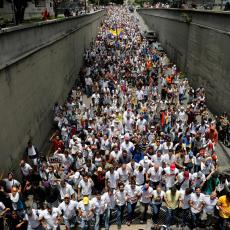 TIHI MARŠ U KARAKASU: Počast za ubijene u nemirima u Venecueli (FOTO)