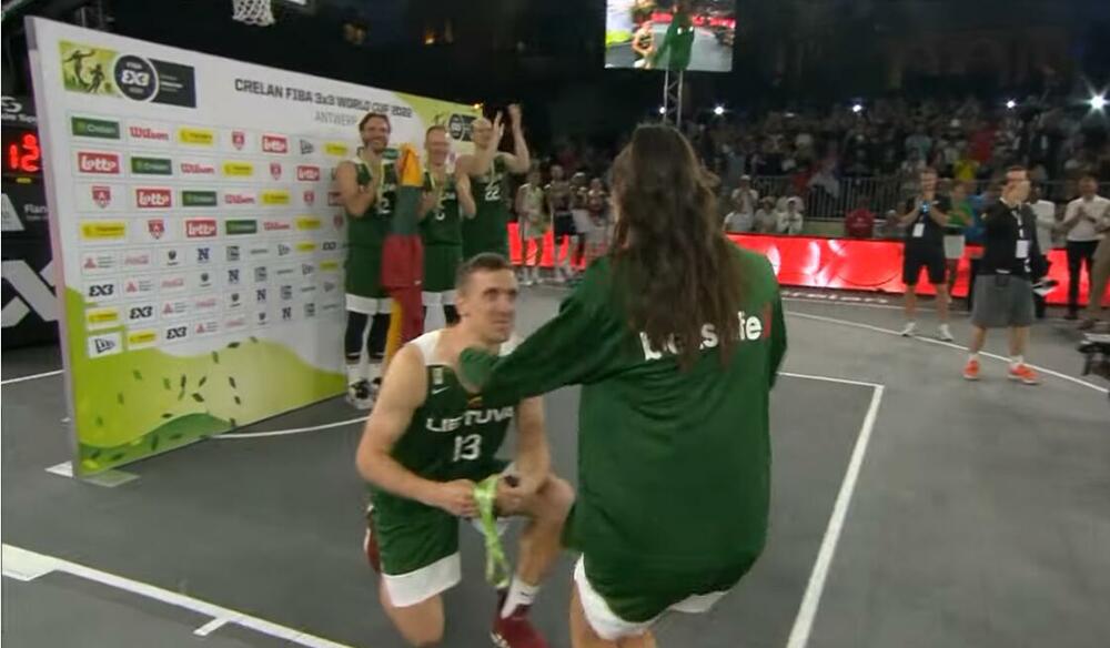 TO SE ZOVE LJUBAV! Prelepa scena posle finala: Basketaš zaprosio devojku na dodeli medalja i rasplakao je! VIDEO
