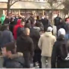 TO SU TI MIRNI DEMONSTRANTI! Okupljeni u Novom Sadu brutalno pretukli momka (VIDEO)
