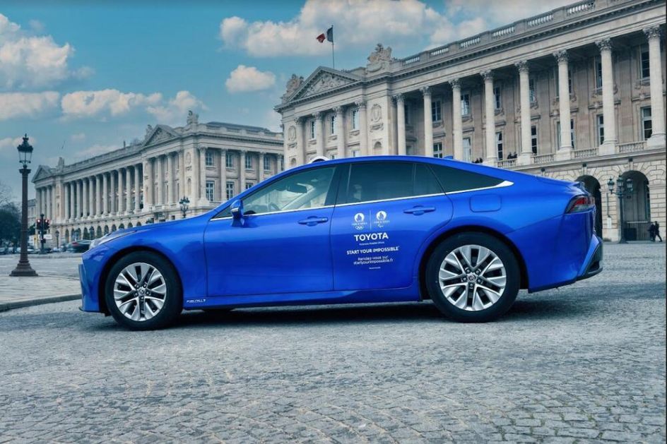 TOJOTA DOVOZI 500 MODELA MIRAI NA OLIMPIJADU 2024. U PARIZU: Auto sa gorivnim ćelijama i NULTOM EMISIJOM prevoziće takmičare!