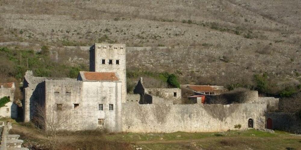 TOLIKO O ISTORIJSKOM NASLEĐU: Prodaje se srednjevekovna kula Staro Slano nedaleko od Trebinja