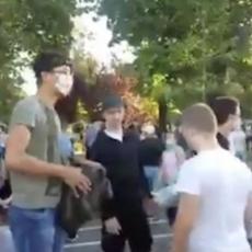 TOLIKO SPONTANI PROTESTI, DA SE I GAS MASKE DELE SPONTANO: Ovo je apsolutan dokaz da protesti NISU SLUČAJNI (VIDEO)