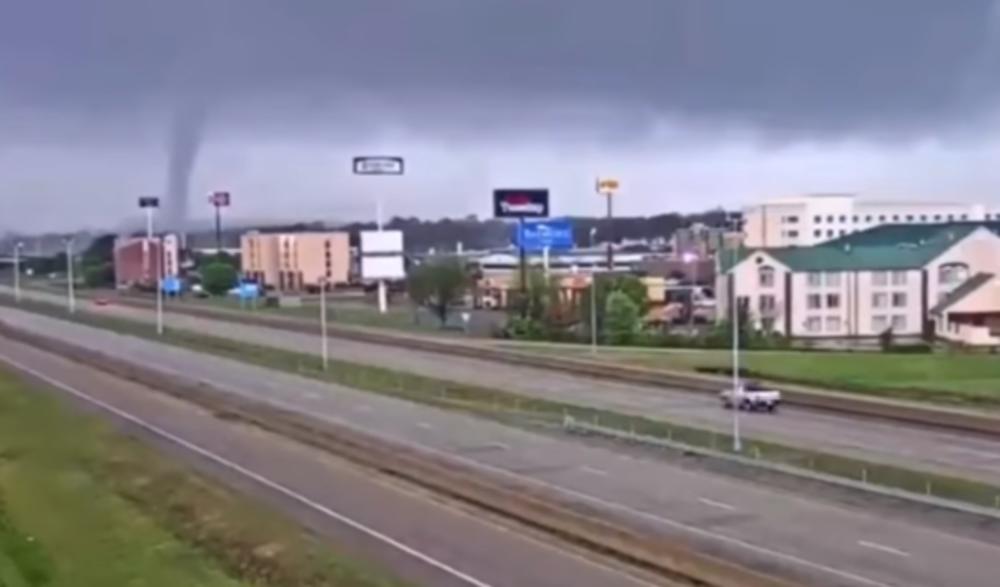 TORNADO PROTUTNJAO KROZ ARKANZAS: Mnogi objekti ostali bez krovova, uništen aerodrom, 6 ljudi povređeno (VIDEO)