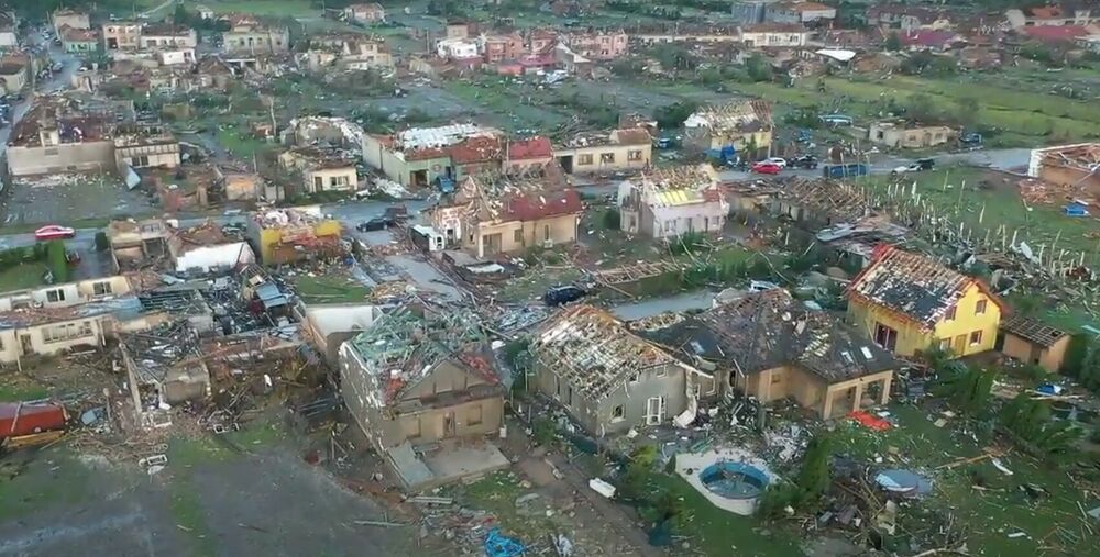 TORNADO U ČEŠKOJ: Stradale najmanje 4 osobe, 2000 kuća uništeno, iz vazduha deluje kao da je pala atomska bomba VIDEO