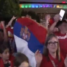 TOTALNO LUDILO U AUSTRALIJI: Srpske zastave preplavile Melburn, ori se KOLO u čast Novaka (VIDEO) 