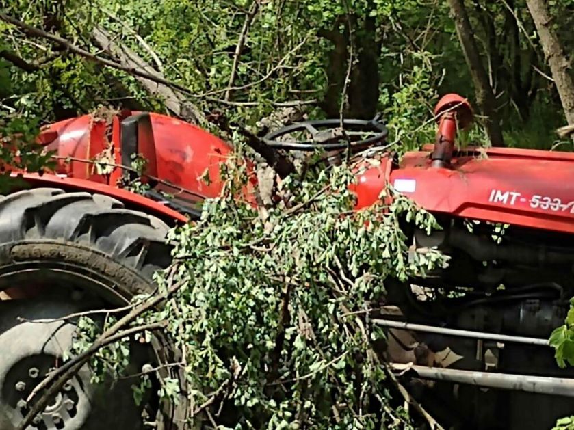 TRAGEDIJA KOD MIONICE Prevrnuo se traktor, poginuo vozač