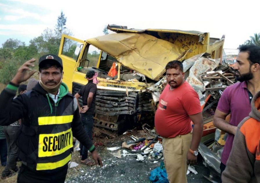 TRAGEDIJA U INDIJI: Najmanje 13 radnika poginulo dok su spavali pored puta! Pregazio ih je kamion nakon sudara sa traktorom