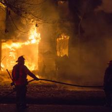 TRAGEDIJA U KARAĐORĐEVU: Muškarac se ugušio dimom u požaru! 