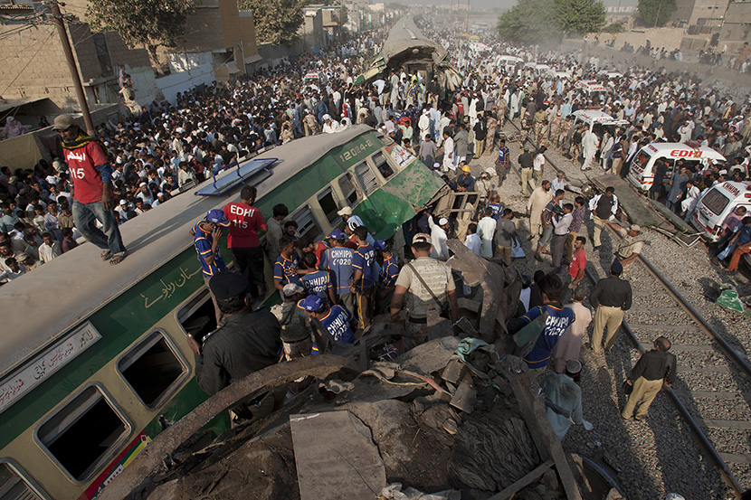 TRAGEDIJA U PAKISTANU: U sudaru vozova 17 ljudi poginulo, više od 50 povređeno (FOTO)