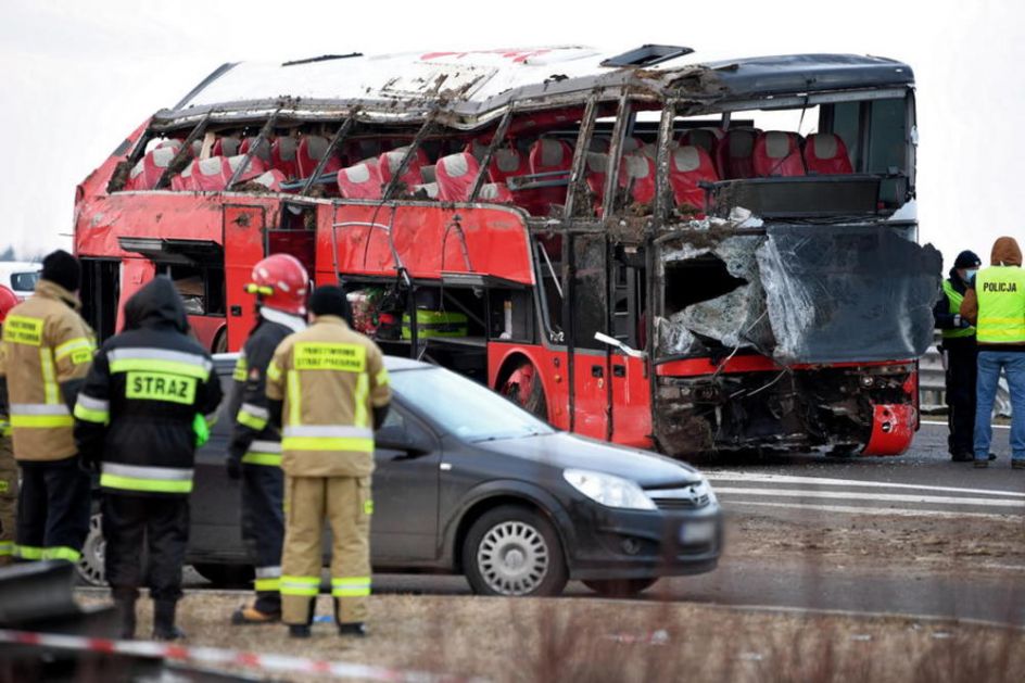 TRAGEDIJA U POLJSKOJ! Šestoro mrtvih u nesreći! Ukrajinski autobus sa 57 putnika sleteo u kanal! (FOTO)