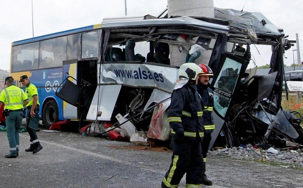 TRAGEDIJA U ŠPANIJI: Poginulo 6 osoba, a 21 povređena kada je autobus udario u stub mosta!