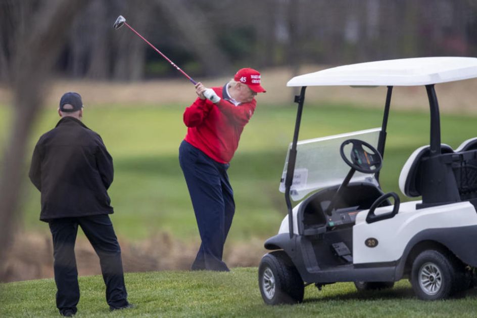 TRAMPU PRETE ZBOG UBIJENOG GENERALA SULEJMANIJA: Osvanula fotošopovana slika bivšeg lidera SAD kako igra golf u senci bombardera