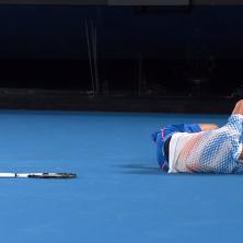 TRAUME POČELE DA SE REĐAJU PRED OČIMA: Novakovim navijačima zastao dah tokom drugog seta, on ostao da leži daleko od reketa (VIDEO)