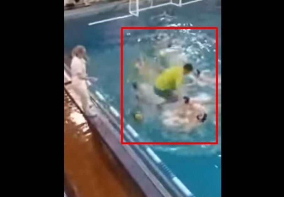 TRENER SA OBE NOGE SKOČIO VATERPOLISTI NA GLAVU! Ovakvu makljažu u bazenu u životu niste videli! (VIDEO)