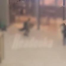 TRENUTNO NAJHRABRIJI ČOVEK U MOSKVI: Posetilac Krokusa jednim potezom RAZORUŽAO teroristu koji je UBIJAO sve redom (VIDEO)