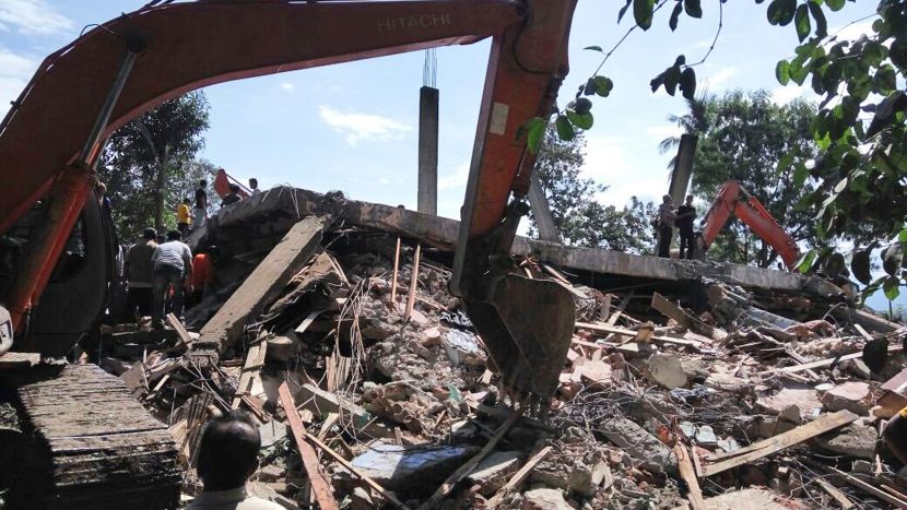 TRESLA SE SUMATRA: Snažan zemljotres pogodio Indoneziju, 100 mrtvih (UZNEMIRUJUĆI FOTO) (VIDEO)