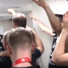 TRESLA SE SVLAČIONICA: Evo kako je izgledalo NEZAPAMĆENO slavlje Partizanovih igrača (VIDEO)
