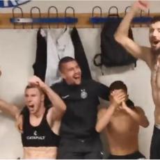 TRESLA SE SVLAČIONICA: Pogledajte kako su igrači Partizana PROSLAVILI ulazak u Ligu Evrope (VIDEO)