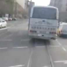 TRI PREKRŠAJA ZA MINUT: Vozač autobusa u centru Beograda nizao prestupe, a onda je mrtav ladan dao žmigavac (VIDEO)