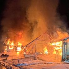 TRI TELA PRONAĐENA U ZGARIŠTU, VERUJE SE DA SU NESTALA DECA: Požar progutao kuću, objavljene jezive slike sa lica mesta (FOTO)