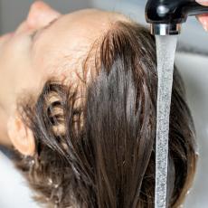 TRIK OD PET SEKUNDI: Evo kako da postigneš veći VOLUMEN kose, ovako neće izgledati masno i slepljeno