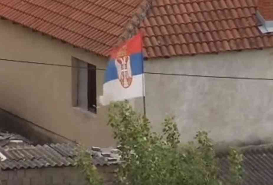 TROBOJKA SE VIJORI NA KOSOVU: Srpska zastava postavljena u Velikoj Hoči