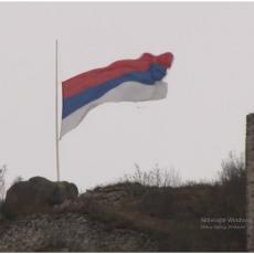 TRODNEVNA ŽALOST I NA KOSMETU: Srpska trobojka na srednjovekovnoj tvrđavi spuštena je na pola koplja (VIDEO)