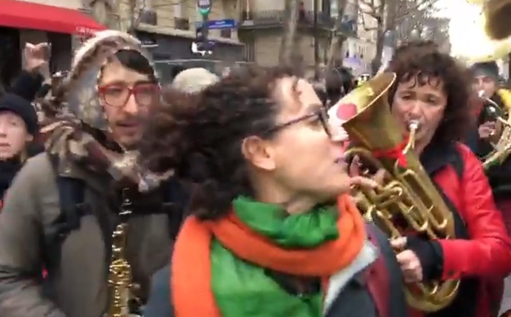TRUBAČI GLAVNA ATRAKCIJA NA PROTESTIMA U PARIZU: Žuti prsluci đuskali uz OVE zvuke, atmosfera se USIJALA! (VIDEO)