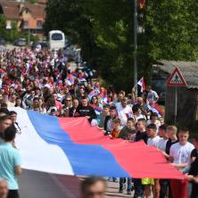 (FOTO) TU JE, UPRKOS ZABRANAMA! Srpska trobojka se VIJORI u Leposaviću na Svetog Vasilija Ostroškog, građani IZAŠLI na ulice