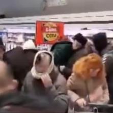 TUČA ZBOG MESA NA SNIŽENJU U ŠAPCU! Poražavajući snimak iz srpskog  marketa - mladić razgrće penzionere, oni se ne predaju (VIDEO)
