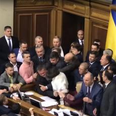 TUČA u Parlamentu Ukrajine: ODLOŽENO razmatranje nacrta zakona o reintegraciji Donbasa (VIDEO)
