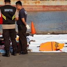 TUGA U INDONEZIJI: Spasioci počeli da izvlače tela putnika, ronioci i dalje traže CRNU KUTIJU (FOTO/VIDEO)