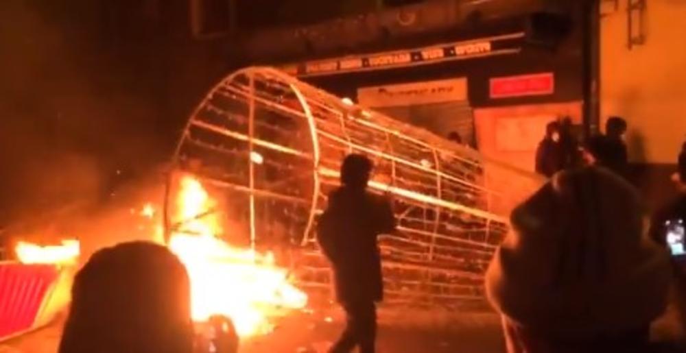 TULUZ GORI, ŽUTI PRSLUCI PALE SVE PRED SOBOM: Demonstranti podigli vatrene barikade, a spalili su i novogodišnje ukrase! (VIDEO)
