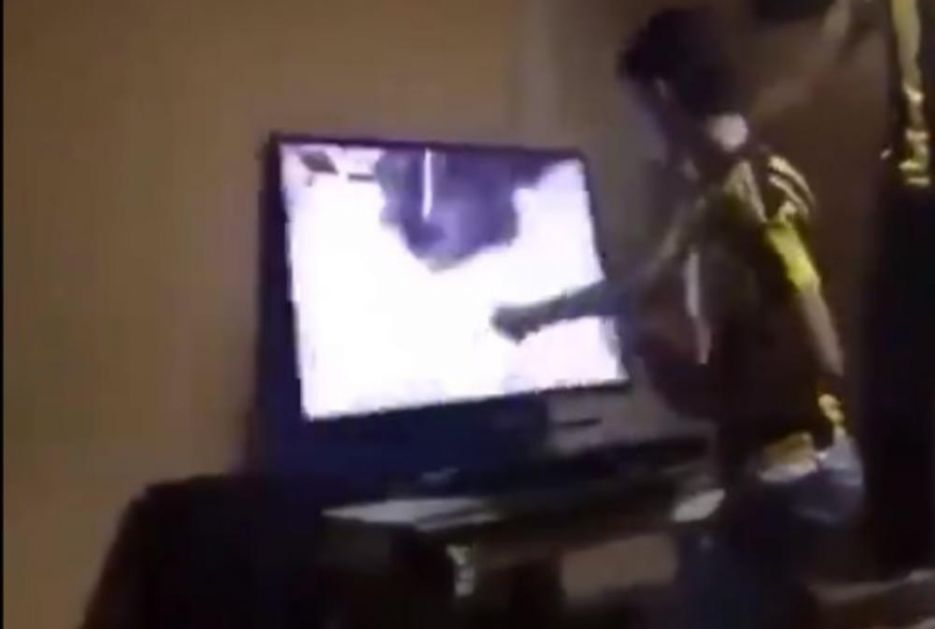 TURCI SU FANATICI, ALI OVAJ JE BAŠ ODLEPIO: Evo kako je navijač Fenera razbio televizor zbog poraza od Galate (VIDEO)